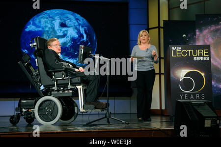 Stephen Hawking, astro-fisico e professore presso l'Università di Cambridge e sua figlia Lucy offrire una lezione dal titolo "Perché dobbiamo andare nello spazio" come parte di una serie di conferenze in onore di NASA cinquantesimo anniversario, presso la George Washington University a Washington il 21 aprile 2008. Hawking ha parlato sui vantaggi di viaggio nello spazio e ha detto che dovrebbe essere attivamente che stanno curiosando una colonia sulla luna e il personale della missione su Marte. (UPI foto/Kevin Dietsch) Foto Stock