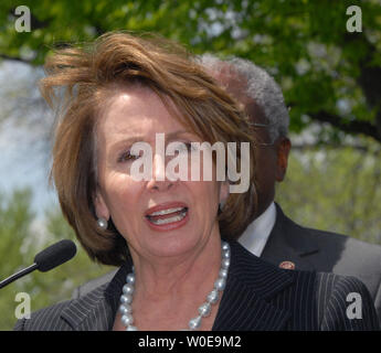 Presidente della Camera Nancy Pelosi (D-CA) partecipa a un giorno di terra la piantagione di alberi cerimonia su motivi di Capitol Hill a Washington il 22 aprile 2008. (UPI foto/Alexis C. Glenn) Foto Stock