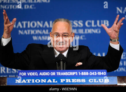 Il rev. Geremia A. Wright Jr., Pastore di Chicago la Trinità Chiesa unita di Cristo e di pastore di presidenziale democratico speranzoso Sen. Barack Obama, D-Ill., parla presso il National Press Club a Washington il 28 aprile 2008. Wright ha parlato su nero la teologia e le sue tradizioni in tutta la storia americana e ha affermato che i recenti attacchi di media su se stesso erano davvero gli attacchi contro la chiesa nera. (UPI foto/Kevin Dietsch) Foto Stock