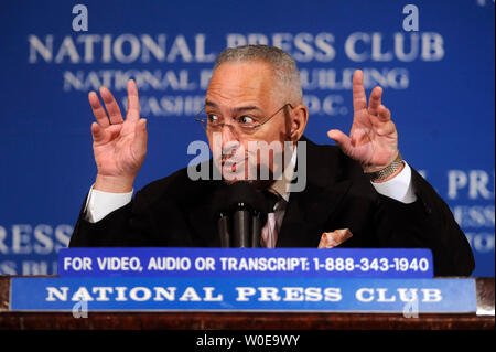 Il rev. Geremia A. Wright Jr., Pastore di Chicago la Trinità Chiesa unita di Cristo e di pastore di presidenziale democratico speranzoso Sen. Barack Obama, D-Ill., parla a cittadini Press Club a Washington il 28 aprile 2008. Wright ha parlato su nero la teologia e le sue tradizioni in tutta la storia americana e ha affermato che i recenti attacchi di media su se stesso erano davvero gli attacchi contro la chiesa nera. (UPI foto/Kevin Dietsch) Foto Stock