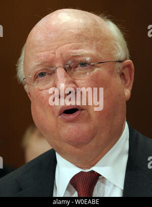 Il Segretario dell'energia W. Samuel Bodman testimonia davanti al Senato Comitato di stanziamenti per il consumo di energia e di acqua sottocomitato sviluppo audizione sull'energia del Dipartimento di ristrutturazione del programma FutureGen su Capitol Hill a Washington il 8 maggio 2008. FutureGen è un'iniziativa di dotare più pulito di nuove centrali a carbone con funzionalità avanzate di cattura e stoccaggio del carbonio tecnologia. (UPI foto/Roger L. Wollenberg) Foto Stock