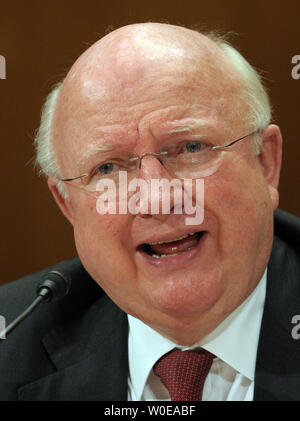 Il Segretario dell'energia W. Samuel Bodman testimonia davanti al Senato Comitato di stanziamenti per il consumo di energia e di acqua sottocomitato sviluppo audizione sull'energia del Dipartimento di ristrutturazione del programma FutureGen su Capitol Hill a Washington il 8 maggio 2008. FutureGen è un'iniziativa di dotare più pulito di nuove centrali a carbone con funzionalità avanzate di cattura e stoccaggio del carbonio tecnologia. (UPI foto/Roger L. Wollenberg) Foto Stock