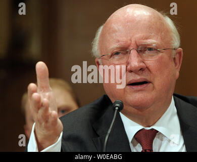 Il Segretario dell'energia W. Samuel Bodman testimonia davanti al Senato Comitato di stanziamenti per il consumo di energia e di acqua sottocomitato sviluppo audizione sull'energia del Dipartimento di ristrutturazione del programma FutureGen su Capitol Hill a Washington il 8 maggio 2008. FutureGen è un'iniziativa di dotare più pulito di nuove centrali a carbone con funzionalità avanzate di cattura e stoccaggio del carbonio tecnologia. (UPI foto/Roger L. Wollenberg) Foto Stock