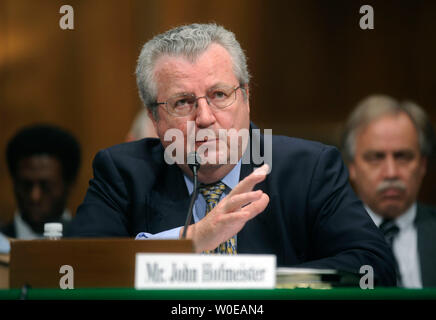 John Hofmeister, presidente della Shell Oil Company, testimonia prima di un potere giudiziario del senato audizione del Comitato sull'aumento dei prezzi del petrolio a Washington il 21 maggio 2008. (UPI foto/Kevin Dietsch) Foto Stock