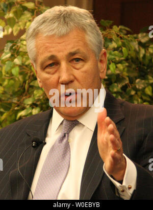 Il Sen. Chuck Hagel (R-ne parla durante una presentazione del suo libro, "dell'America: il nostro prossimo Capitolo: difficili domande, risposte dirette", presso il Centro di studi strategici ed internazionali su Giugno 18, 2008 a Washington. (UPI foto/Jack Hohman) Foto Stock