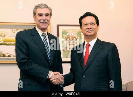 Stati Uniti Il Segretario del Commercio Carlos Gutierrez (L) incontra il Primo Ministro vietnamita Nguyen Tan Dung al ministero del commercio a Washington il 24 giugno 2008. (UPI foto/Kevin Dietsch) Foto Stock