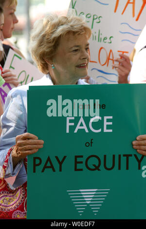 I manifestanti mostrano il loro sostegno della busta paga equità Act e il Lilly Ledbetter Fair Pay Act in un rally detenute dalla femmina i deputati democratici del Congresso a Washington il 17 luglio 2008. Il Lilly Ledbetter Fair Pay Act è stata passata in Aula lo scorso anno e il rally invita il senato a fare lo stesso. (UPI foto/Jack Hohman) Foto Stock