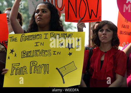 I manifestanti mostrano il loro sostegno della busta paga equità Act e il Lilly Ledbetter Fair Pay Act in un rally detenute dalla femmina i deputati democratici del Congresso a Washington il 17 luglio 2008. Il Lilly Ledbetter Fair Pay Act è stata passata in Aula lo scorso anno e il rally invita il senato a fare lo stesso. (UPI foto/Jack Hohman) Foto Stock