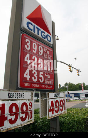 Una stazione di rifornimento a Falls Church, Virginia è raffigurato il 28 luglio 2008. La corrente media nazionale il prezzo di un gallone di regolare la benzina senza piombo è $3,94, nonostante i prezzi ancora al top $4.00 per gallone in molte parti del paese. (UPI foto/Jack Hohman) Foto Stock