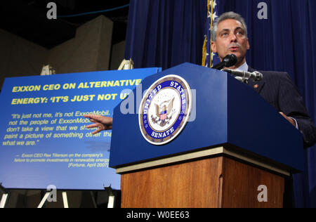 Sost. Rahm Emanuel (D-il) parla nel corso di una conferenza stampa relativa alle compagnie petrolifere' percepita mancanza di impegno nella ricerca e nello sviluppo di fonti di energia rinnovabili a Washington il 31 luglio 2008. (UPI foto/Jack Hohman) Foto Stock