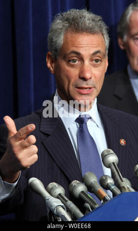 Sost. Rahm Emanuel (D-il) parla nel corso di una conferenza stampa relativa alle compagnie petrolifere' percepita mancanza di impegno nella ricerca e nello sviluppo di fonti di energia rinnovabili a Washington il 31 luglio 2008. (UPI foto/Jack Hohman) Foto Stock