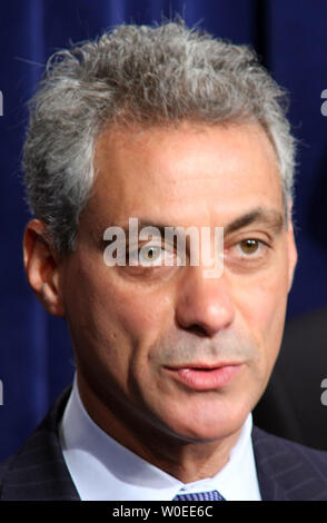 Sost. Rahm Emanuel (D-il) parla nel corso di una conferenza stampa relativa alle compagnie petrolifere' percepita mancanza di impegno nella ricerca e nello sviluppo di fonti di energia rinnovabili a Washington il 31 luglio 2008. (UPI foto/Jack Hohman) Foto Stock