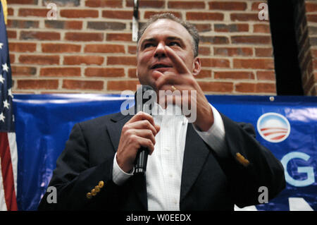 Virginia Gov. Tim Kaine parla di una folla di volontari in nome di presunti candidato presidenziale democratico Se. Barack Obama (D-il) a Metz Middle School di Manassas, Virginia il 16 agosto 2008. (UPI foto/Alexis C. Glenn) Foto Stock