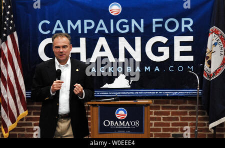 Virginia Gov. Tim Kaine parla di una folla di volontari in nome di presunti candidato presidenziale democratico Se. Barack Obama (D-il) a Metz Middle School di Manassas, Virginia il 16 agosto 2008. (UPI foto/Alexis C. Glenn) Foto Stock