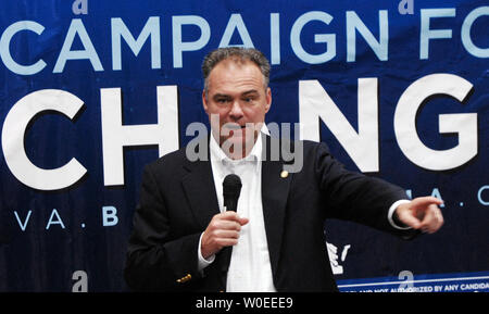 Virginia Gov. Tim Kaine parla di una folla di volontari in nome di presunti candidato presidenziale democratico Se. Barack Obama (D-il) a Metz Middle School di Manassas, Virginia il 16 agosto 2008. (UPI foto/Alexis C. Glenn) Foto Stock