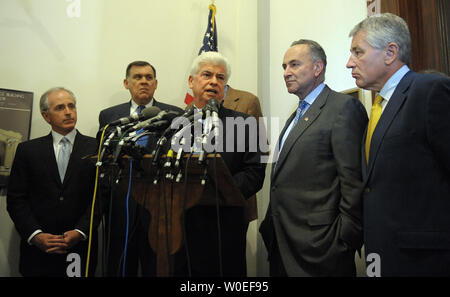 Il Sen. Christopher Dodd, D-CT, presidente del Senato Banking, urbana e del comitato per gli affari, parla ai giornalisti dopo un incontro con i membri della commissione per quanto riguarda il salvataggio finanziario del settore bancario essendo considerato su Capitol Hill a Washington il 22 settembre 2008. Da sinistra sono Sen. Bob tappatrice, R-TN, Sen. Mel Martinez, R-FL, Dodd, Sen. Robert Bennett, R-UT (nascosta), il senatore Charles Schumer, D-NY, e Sen. Chuck Hagel, R-NE. (UPI foto/Roger L. Wollenberg) Foto Stock
