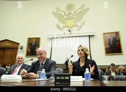 Teresa Ghilarducci (R), Professore di politica economica analisi presso la nuova scuola per la ricerca sociale, uniti da Jerry Bramlett (L), CEO di beneficio Street, Inc. e Christian Weller, professore associato di politica pubblica presso l Università di Massachusetts-Boston e senior fellow presso il Centro per il progresso americano, testimonia prima di una casa di istruzione e lavoro audizione del Comitato sull'impatto della crisi finanziaria sull'America il pensionamento di sicurezza, a Washington in data 7 ottobre 2008. (UPI foto/Kevin Dietsch) Foto Stock