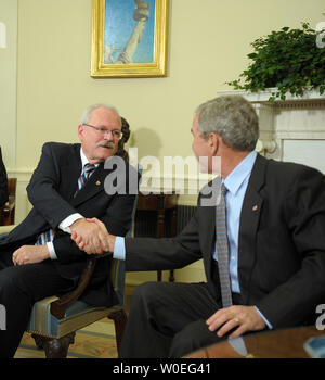 Stati Uniti Il Presidente George W Bush si incontra con il presidente slovacco Ivan Gasparovic all Ufficio Ovale della Casa Bianca a Washington il 9 ottobre 2008. La Statua della Libertà dipinto sopra Gasparovic è da normali Rockwell, donati alla Casa Bianca da Steven Spielberg e sua moglie durante l'amministrazione Clinton. (UPI foto/Roger L. Wollenberg) Foto Stock