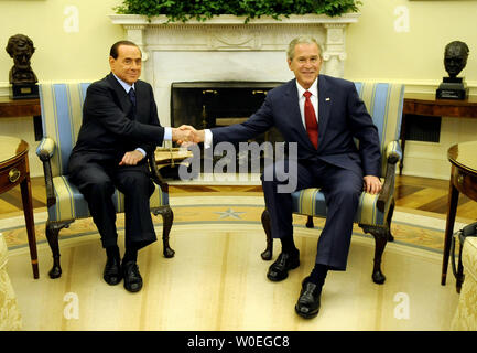 Stati Uniti Il Presidente George W Bush (R) incontra il Primo Ministro italiano Silvio Berlusconi nell'Ufficio Ovale della Casa Bianca a Washington il 13 ottobre 2008. (UPI foto/Kevin Dietsch) Foto Stock