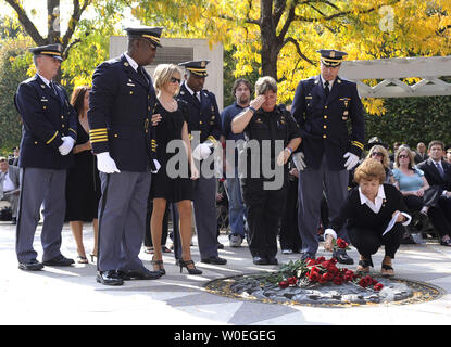 I familiari e gli amici dei caduti Prince George County Maryland funzionario di polizia Srgt. Richard Findley Rose luogo al diritto nazionale esecuzione Memorial durante il XVII Ghirlanda annuale cerimonia di posa a Washington il 15 ottobre 2008. (UPI foto/Kevin Dietsch) Foto Stock