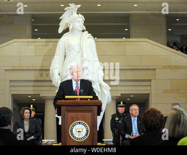 James H. Billington, bibliotecario del Congresso, parla durante la cerimonia di apertura per gli Stati Uniti Capitol Visitor Center a Washington il 2 dicembre 2008. Il centro, che ha avuto quasi un decennio per pianificare e costruire, sarà il benvenuto come molti come 20.000 persone al giorno. A sinistra è il Presidente della Camera Nancy Pelosi, D-CA, a destra è il leader della maggioranza del Senato Harry Reid, D-NV. Una replica della statua della Libertà, che si siede in cima alla cupola del Campidoglio, sorge in background. (UPI foto/Roger L. Wollenberg) Foto Stock