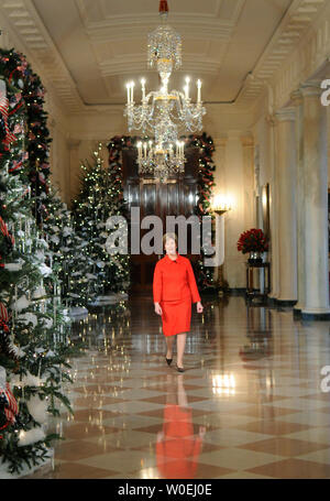 La first lady Laura Bush entra nella Sala Est per il 2008 Casa Bianca decorazione di Natale la presentazione alla Casa Bianca a Washington il 3 dicembre 2008. (UPI foto/Kevin Dietsch) Foto Stock