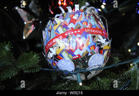 Un tema di Chicago ornamento di Natale è visto sul 2008 Casa Bianca albero di natale in camera blu della Casa Bianca a Washington il 3 dicembre 2008. Il tema di questo anno di vacanza decorazioni in 'un rosso, bianco e blu di Natale." (UPI foto/Kevin Dietsch) Foto Stock