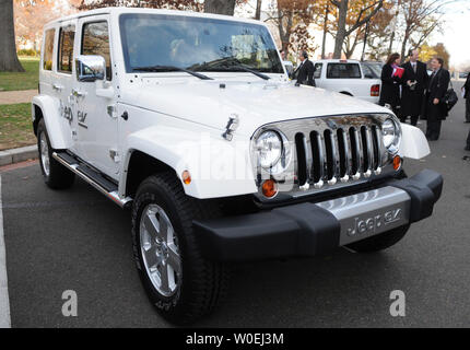 La Jeep EV, Chrysler del primo prototipo Jeep elettrica, è visto durante una anteprima media di presentare in anticipo i veicoli elettrici attualmente in produzione da General Motors, Ford e Chrysler sulla Capitol Hill a Washington il 4 dicembre 2008. Il CEO dei tre case automobilistiche testimoniato sullo stato della vettura americana industria su Capitol Hill oggi. (UPI foto/Kevin Dietsch) Foto Stock