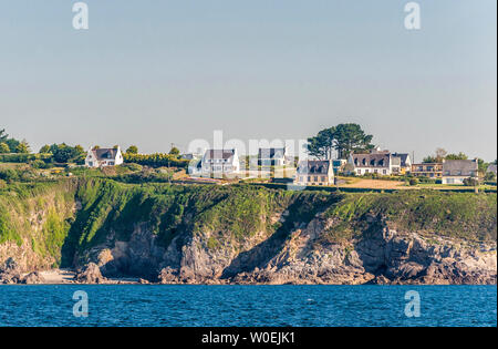 Francia, Bretagna, Goulet de Brest, Plougonvelin, padiglioni in riva al mare Foto Stock