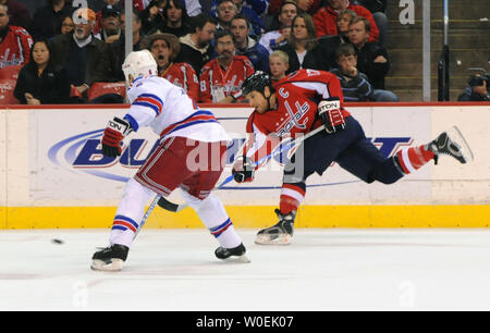 Washington capitelli Chris Clark (17) passa il puck lontano da New York Rangers Wade rosseggiare (6) durante il primo periodo al Verizon Center di Washington il 3 gennaio 2009. (UPI foto/Alexis C. Glenn) Foto Stock