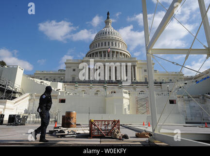 Una guardia di sicurezza passeggiate sui passi ad ovest degli Stati Uniti Capitol il 9 gennaio 2009 dove il presidente eletto Barack Obama terrà il giuramento di ufficio presso il Campidoglio, il 20 gennaio 2009. Milioni sono attesi a Washington per l'evento. (UPI foto/Pat Benic) Foto Stock