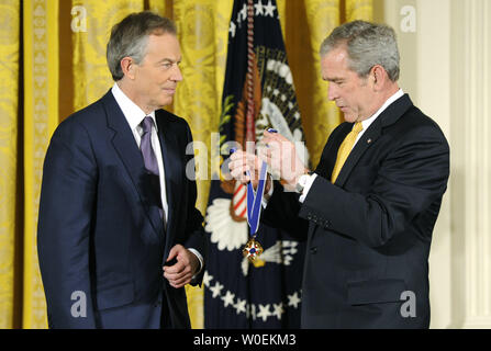 Stati Uniti Il Presidente George W Bush (R) premi Tony Blair, ex primo ministro della Gran Bretagna, della medaglia presidenziale della libertà nel corso di una cerimonia alla Casa Bianca a Washington il 13 gennaio 2009. (UPI foto/Kevin Dietsch) Foto Stock