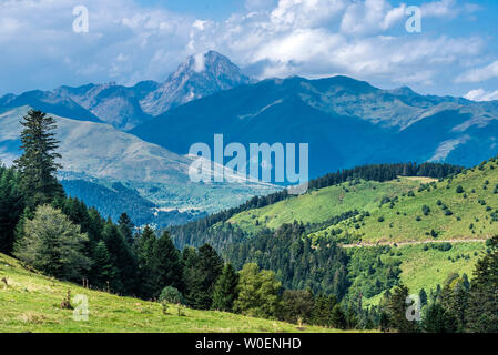 Francia, Hautes Pyrénées, Col d'Aspin (1489 metri) tra la Vallée d'Aure e la Vallée de Campan, vista sul Pic du Midi de Bigorre Foto Stock