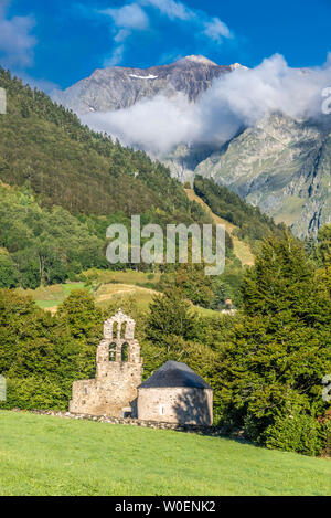 Francia, Hautes-Pyrénées, Vallée d'Aurec, Aragnouet Le piano, la cattedrale di Notre Dame de l'Assomption cappella noto anche come Chapelle des Templiers (Chapelle des hospitallers de Jérusalem) (XII-XIII secolo) Saint James modo (Patrimonio Mondiale UNESCO) Foto Stock