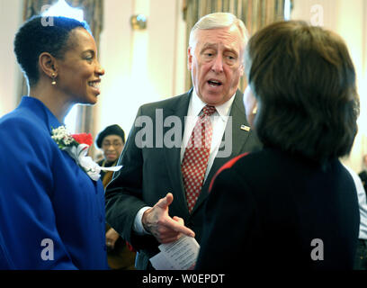 Casa Leader di maggioranza Steny Hoyer, D-MD, parla con gli ospiti durante l inaugurazione di un ritratto del primo nero donna membro del Congresso, Shirley Chisholm di New York, a Capitol Hill a Washington il 3 marzo 2009. Sost. Chisholm servita New York del XII quartiere congressuale per sette termini dal 1969 al 1983. (UPI foto/Roger L. Wollenberg) Foto Stock