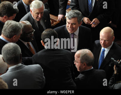 Il primo ministro britannico Gordon Brown saluta gli ospiti dopo aver affrontato una sessione congiunta del Congresso sulla Capitol Hill a Washington il 4 marzo 2009. (UPI foto/Roger L. Wollenberg) Foto Stock