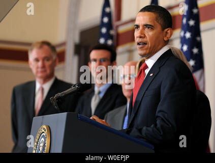 Il presidente Barack Obama parla sulla riforma del governo contraente in corrispondenza del sistema di Eisenhower Executive Office Building a Washington il 4 marzo 2009. Obama è stato affiancato da, da sinistra a destra, Vice Segretario della Difesa Bill Lynn, Direttore dell Ufficio di gestione e del bilancio Peter Orszag e sost. Peter Welch (D-VT). (UPI foto/Kevin Dietsch) Foto Stock