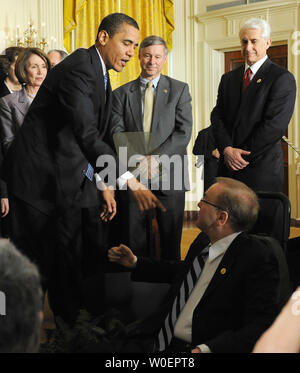 Stati Uniti Il presidente Barack Obama scuote le mani con sost. Jim Langevin, D-RI, dopo che Obama ha firmato un ordine esecutivo e memorandum presidenziale spianando la strada per il finanziamento federale della ricerca sulle cellule staminali in Oriente stanza della Casa Bianca il 9 marzo 2009. (UPI foto/Roger L. Wollenberg) Foto Stock