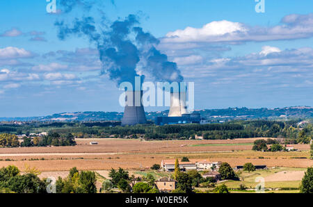 Francia, Tarn-et-Garonne, vista sulla centrale nucleare di Golfech da Auvillar (villaggio più bello in Francia) (Saint James modo) Foto Stock