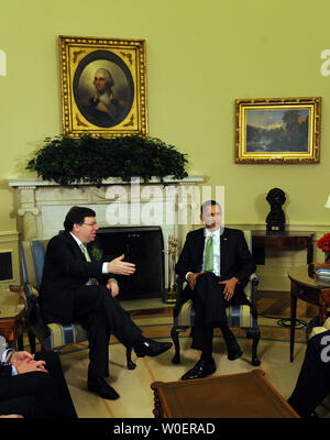 Stati Uniti Il presidente Barack Obama incontra con il Taoiseach e Primo Ministro irlandese Brian Cowen nell'Ufficio Ovale della Casa Bianca a Washington per la festa di San Patrizio, Marzo 17, 2009. (UPI foto/Roger L. Wollenberg) Foto Stock