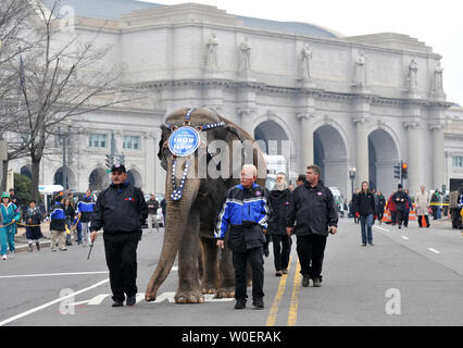 Un elefante passeggiate passato Union Station durante i Fratelli Ringling e Barnum e Bailey Circus pachiderma Parade di Washington il 17 marzo 2009. Il Circus sarà a Washington dal marzo 19-22. (UPI foto/Kevin Dietsch) Foto Stock