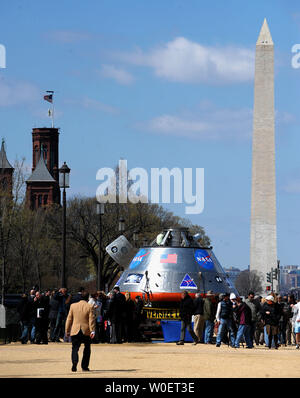 Un full-size mockup della NASA Orion equipaggio veicolo di esplorazione, mirati per iniziare a trasportare gli esseri umani alla Stazione Spaziale Internazionale (ISS) nel 2015, è visualizzato sul National Mall di Washington il 30 marzo 2009. La Orion guiderã la Ares I razzo nello spazio e fa parte del programma di costellazione che è destinato a portare gli esseri umani alla luna, Marte, ISS e oltre. Il Monumento a Washington e il Smithsonian Castello sono visibili in lontananza. (UPI foto/Roger L. Wollenberg) Foto Stock