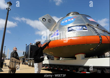 Un full-size mockup della NASA Orion equipaggio veicolo di esplorazione, mirati per iniziare a trasportare gli esseri umani alla Stazione Spaziale Internazionale (ISS) nel 2015, è visualizzato sul National Mall di Washington il 30 marzo 2009. La Orion guiderã la Ares I razzo nello spazio e fa parte del programma di costellazione che è destinato a portare gli esseri umani alla luna, Marte, ISS e oltre. Il Monumento di Washington è visibile in lontananza. (UPI foto/Roger L. Wollenberg) Foto Stock