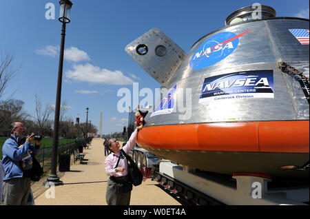 Un full-size mockup della NASA Orion equipaggio veicolo di esplorazione, mirati per iniziare a trasportare gli esseri umani alla Stazione Spaziale Internazionale (ISS) nel 2015, è visualizzato sul National Mall di Washington il 30 marzo 2009. La Orion guiderã la Ares I razzo nello spazio e fa parte del programma di costellazione che è destinato a portare gli esseri umani alla luna, Marte, ISS e oltre. Il Monumento di Washington è visibile in lontananza. (UPI foto/Roger L. Wollenberg) Foto Stock