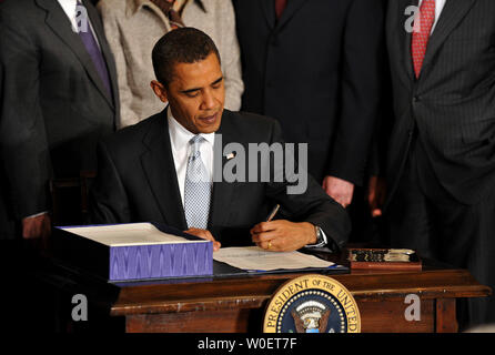 Il presidente Barack Obama segni HR 146, l'Omnibus terre pubbliche Management Bill, durante una bolletta cerimonia di firma presso la Casa Bianca a Washington il 30 marzo 2009. (UPI foto/Kevin Dietsch) Foto Stock