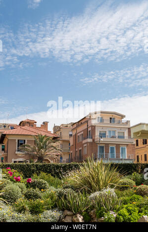 Edifici generici in spiaggia cittadina nei pressi di Roma (Lido di Ostia, Italia) Foto Stock