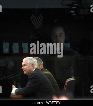 Un operatore della sala di controllo appare come un riflesso del Segretario alla Difesa Robert Gates (L) e Joint Chiefs Vice Presidente gen. James Cartwright è visto su di un pannello di vetro in DoD briefing room al Pentagono di Arlington, Virginia, il 6 aprile 2009. Cancelli e Cartwright delineato il Dipartimento della Difesa dell'anno fiscale 2010 Bilancio richiesta nel corso di una conferenza stampa. (UPI foto/Roger L. Wollenberg) Foto Stock