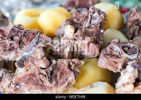 Bollito di carne di agnello e patate intere close up Foto Stock