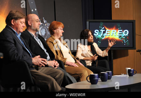 Michael Kaiser, (L) project scientist del solare relazioni terrestri Osservatorio alla NASA Goddard Space Flight Center; Angelos Vourlidas (2nd-L), project scientist presso il Sun collegamento di messa a terra e coronale Heliospheric inchiesta presso la Naval Research Laboratory; Antonietta Galvin (2nd-R), principal investigator del plasma e suprathermal ion strumento di composizione presso l'Università del New Hampshire a Durham; e Madhulika Guhathakurta, programma STEREO scienziato della NASA a sede; parlare a una conferenza stampa della NASA nuove risultanze su il sole tempeste solari noti come massa coronale ejecti Foto Stock