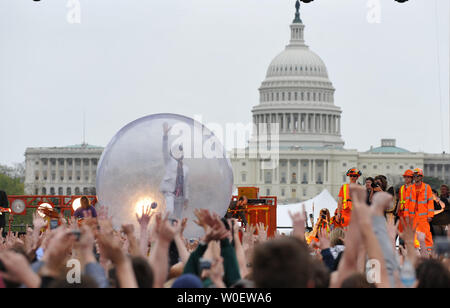 Wayne Coyne, del Flaming Lips, esegue durante la Giornata della Terra sul Mall concerto il National Mall di Washington il 19 aprile 2009. (UPI foto/Kevin Dietsch) Foto Stock